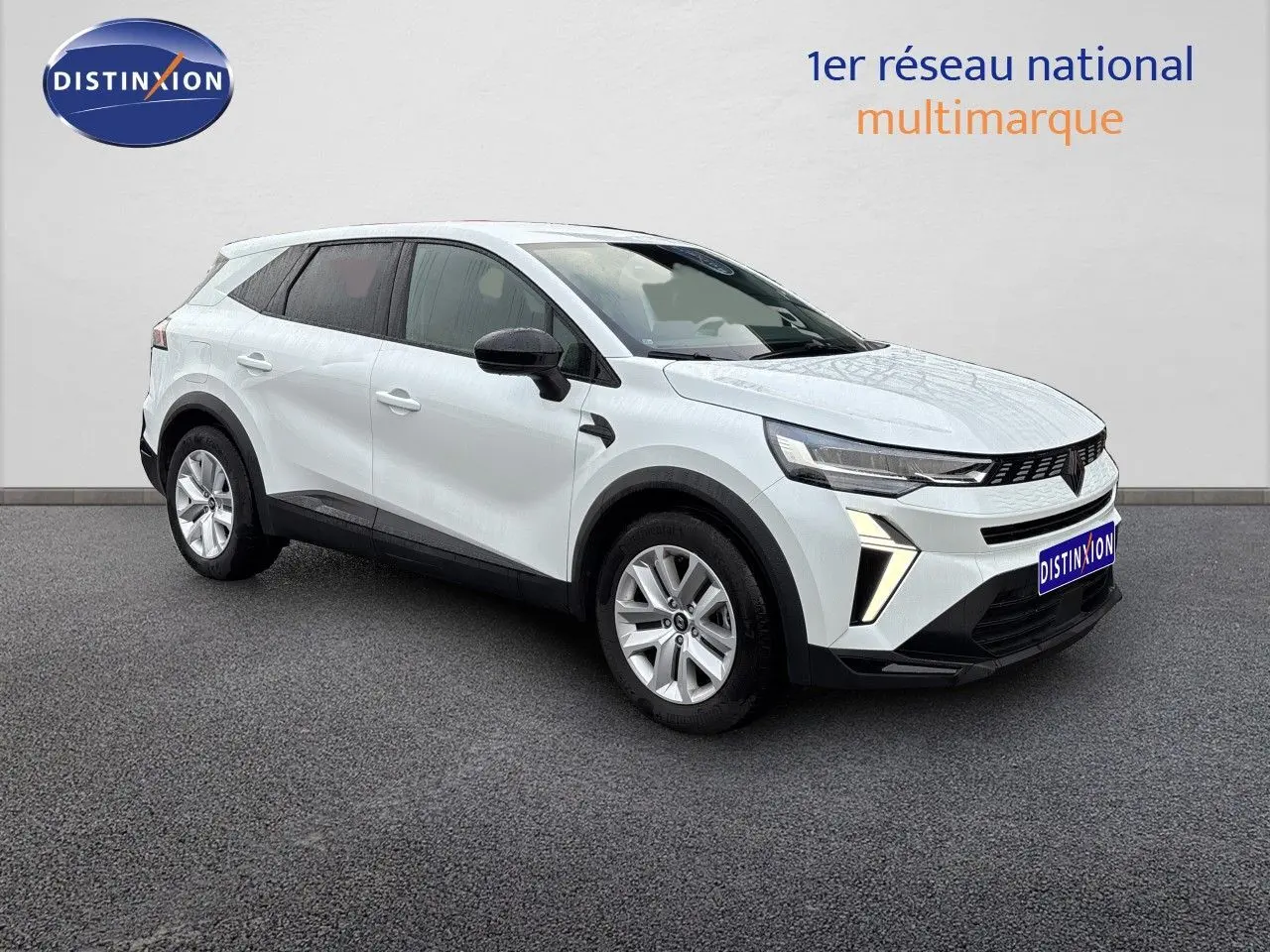 Renault Symbioz E-Tech blanc nacré, vue 3/4 avant droit, SUV hybride avec détails noirs contrastants.