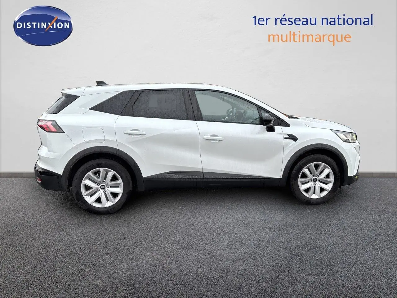 Profil droit d'un Renault Symbioz blanc nacré, SUV hybride 2025 avec jantes alliage et lignes modernes.