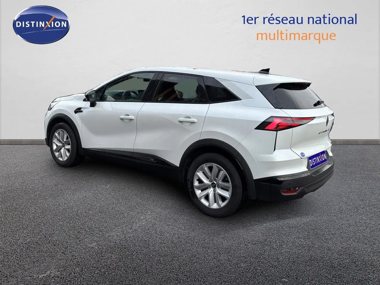 Renault Symbioz blanc nacré métal en 3/4 arrière droit, SUV hybride avec feux arrière LED distinctifs.