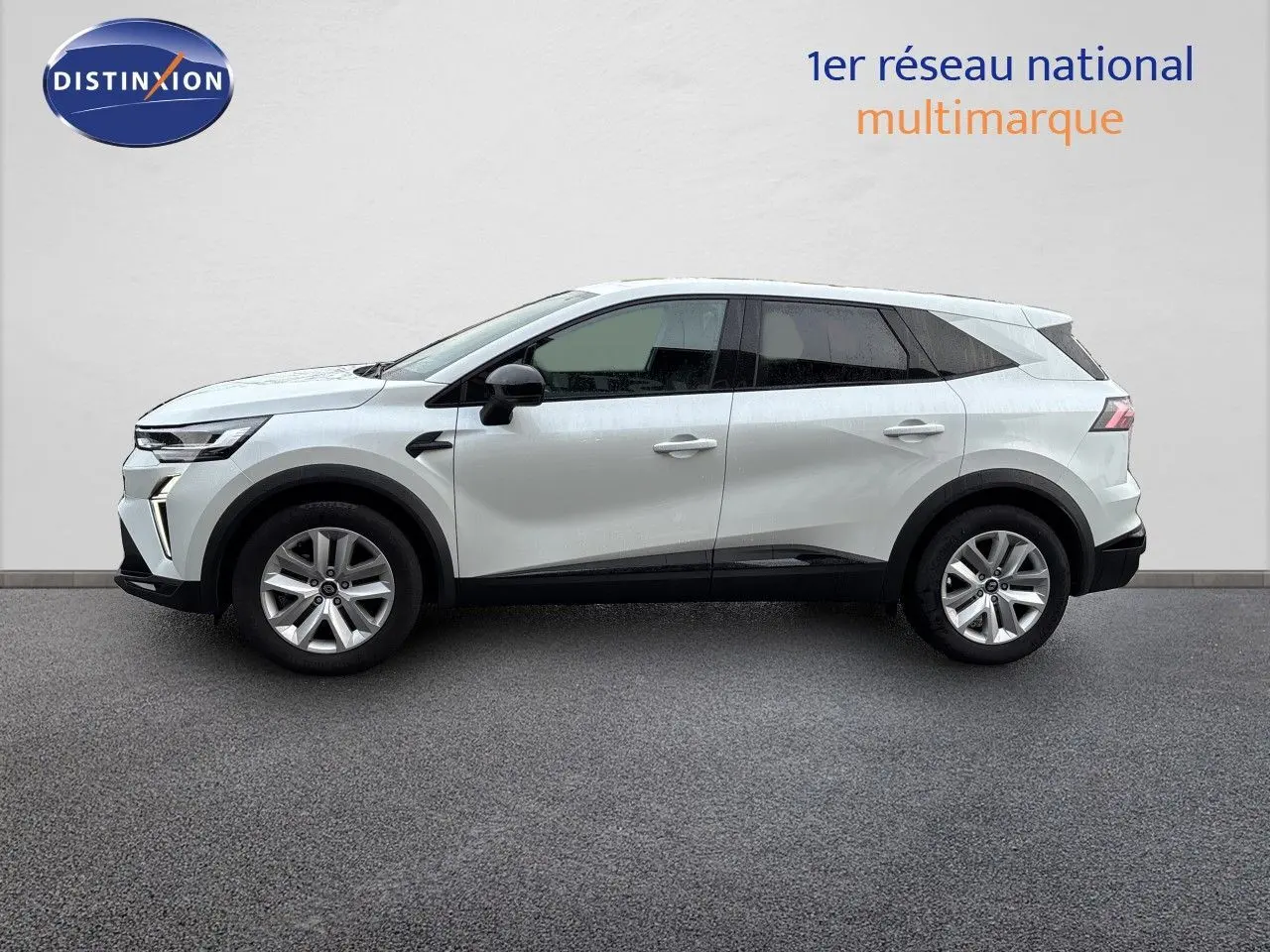 Profil droit d'un Renault Symbioz blanc nacré, SUV hybride 2025 avec jantes alliage et lignes modernes épurées.
