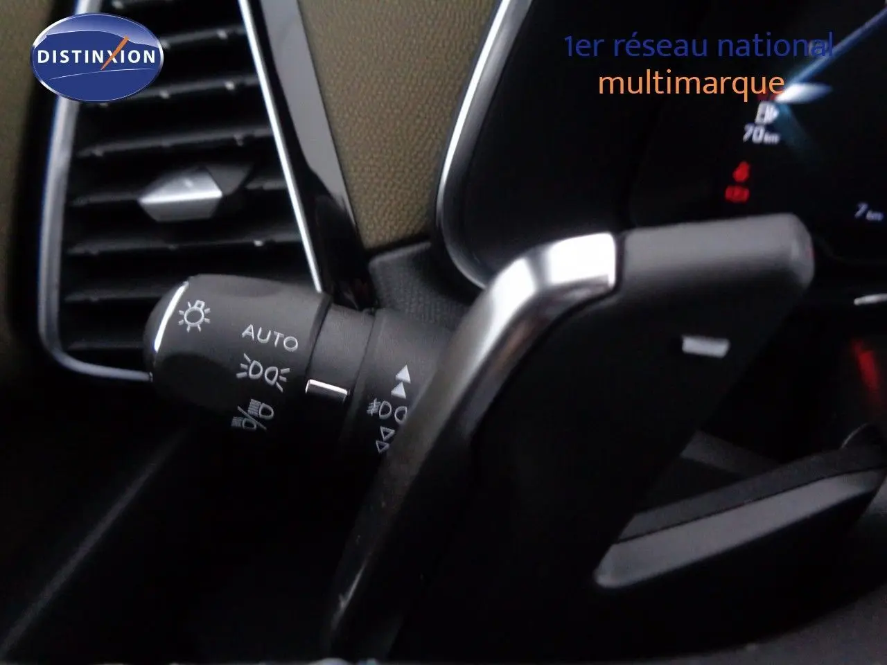 Gros plan sur la commande des phares et clignotants dans l'habitacle du DS7 Crossback E-TENSE 2021.