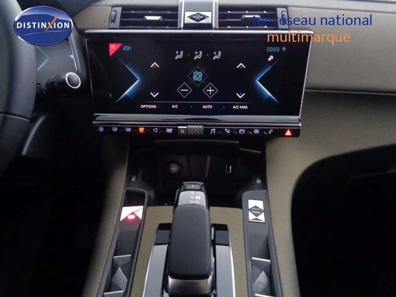 Vue rapprochée du tableau de bord du DS7 Crossback bleu encre métal, mettant en valeur l'écran tactile et la console centrale moderne.