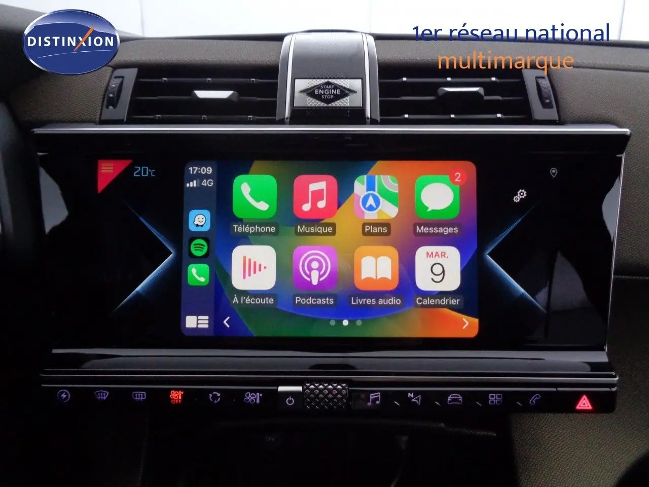 Écran tactile central affichant Apple CarPlay dans l'habitacle du DS7 Crossback E-TENSE 2021, finition Business.