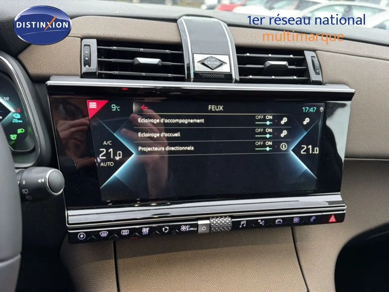 Vue rapprochée du tableau de bord du DS7 Crossback 2021, écran tactile affichant les réglages des feux, finition tissu marron.