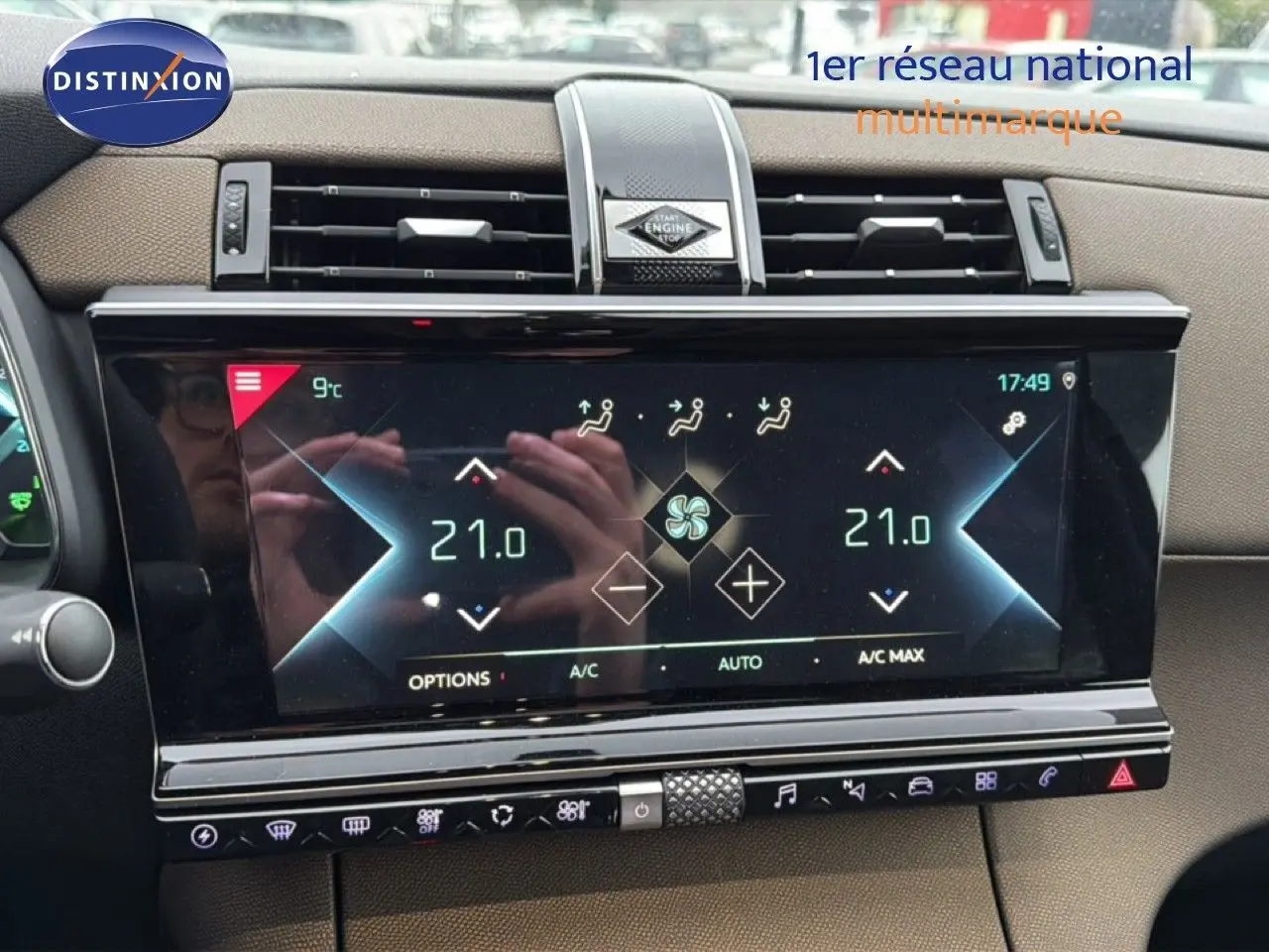 Écran tactile de la console centrale du DS7 Crossback bleu encre métal, affichant la climatisation à 21°C.