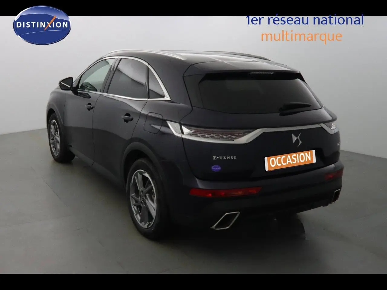 Vue 3/4 arrière droite du DS7 Crossback E-TENSE bleu encre métal avec feux LED et double sortie d'échappement chromée.