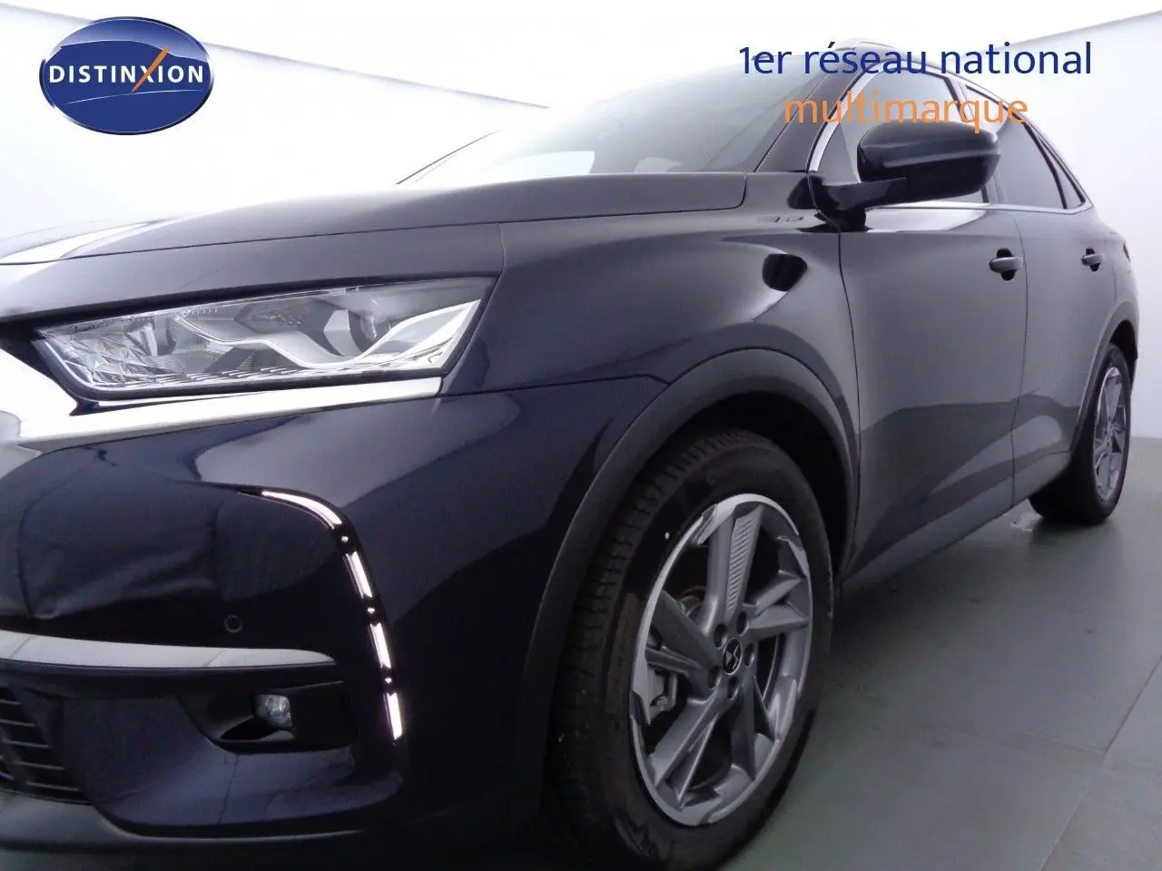 Gros plan sur la roue avant gauche du DS7 Crossback bleu encre métal, mettant en valeur la jante alliage au design moderne.
