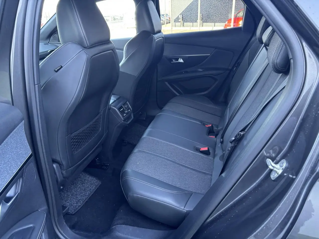 Vue intérieure côté droit sur la banquette arrière en cuir et tissu du Peugeot 3008 gris métal 2020 finition GT Line.