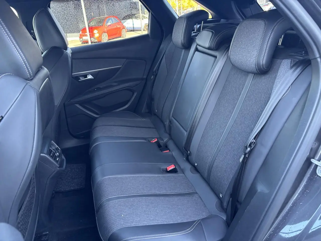 Vue intérieure sur les sièges arrière en tissu et cuir noir du Peugeot 3008 gris métal, version 2020 GT Line.