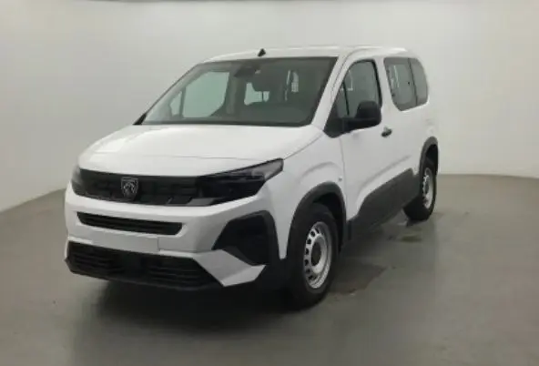 Vue 3/4 avant d'un Peugeot Rifter blanc banquise avec portes arrière battantes et détails noirs contrastants.