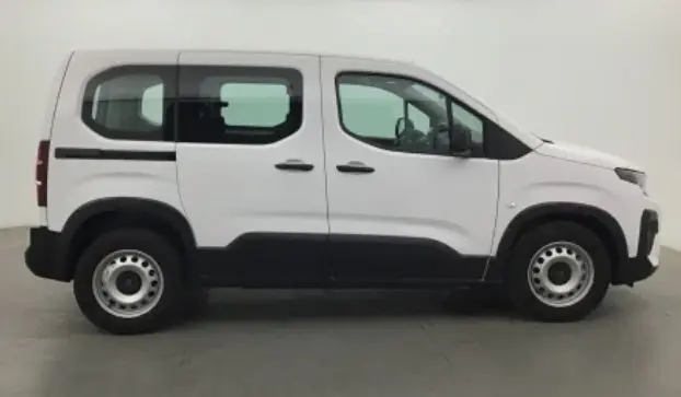 Vue de profil droit du Peugeot Rifter blanc Banquise avec portes arrière battantes vitrées et jantes acier.