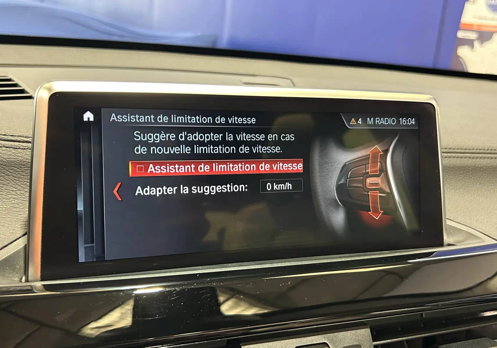 Écran central de la BMW X1 2019 affichant l'assistant de limitation de vitesse, vue intérieure frontale.