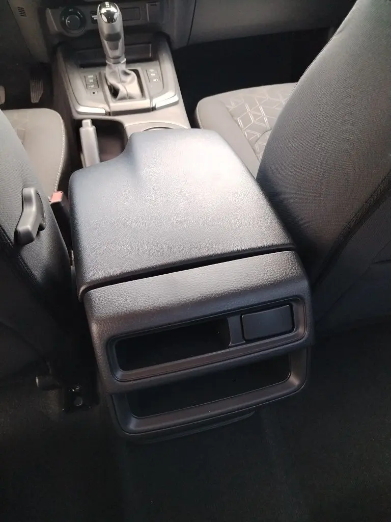 Vue intérieure rapprochée du levier de vitesses et de l'accoudoir central noir du pick-up Isuzu D-MAX 2026.