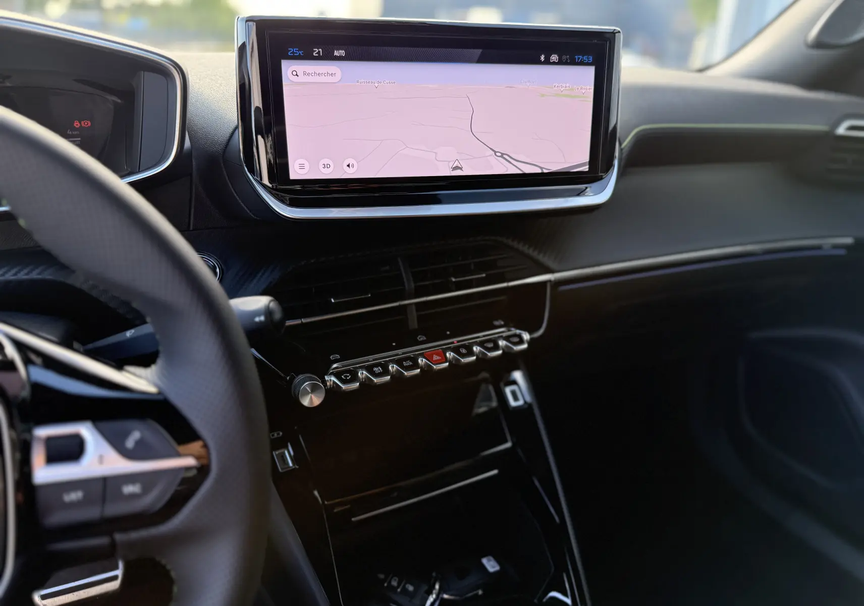 Vue intérieure centrée sur le tableau de bord et l'écran tactile du Peugeot 2008 Hybrid 145 gris Artense toit noir.