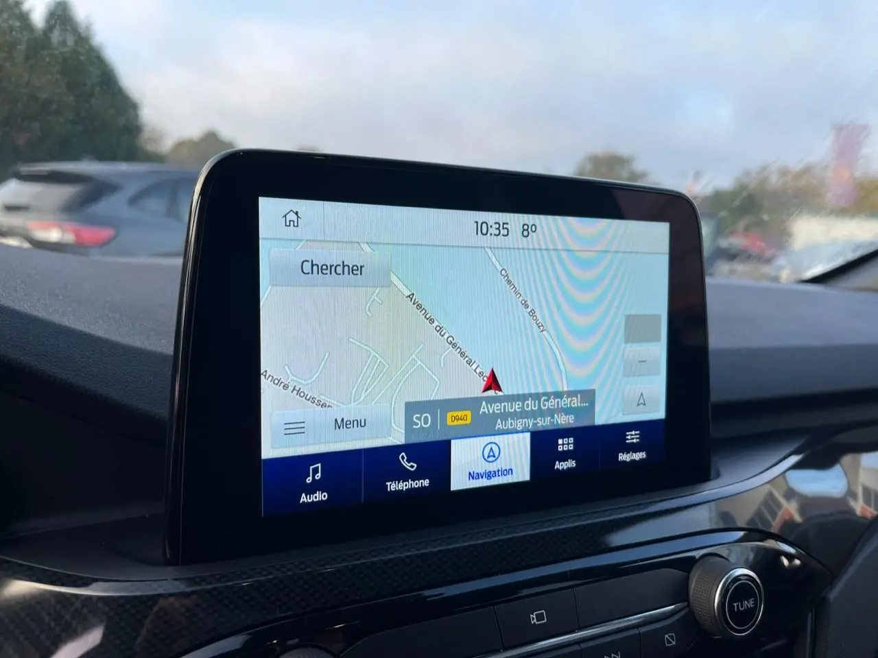 Écran tactile de navigation du Ford Kuga 1.5 EcoBoost 2022 affichant une carte et menus multimédia.