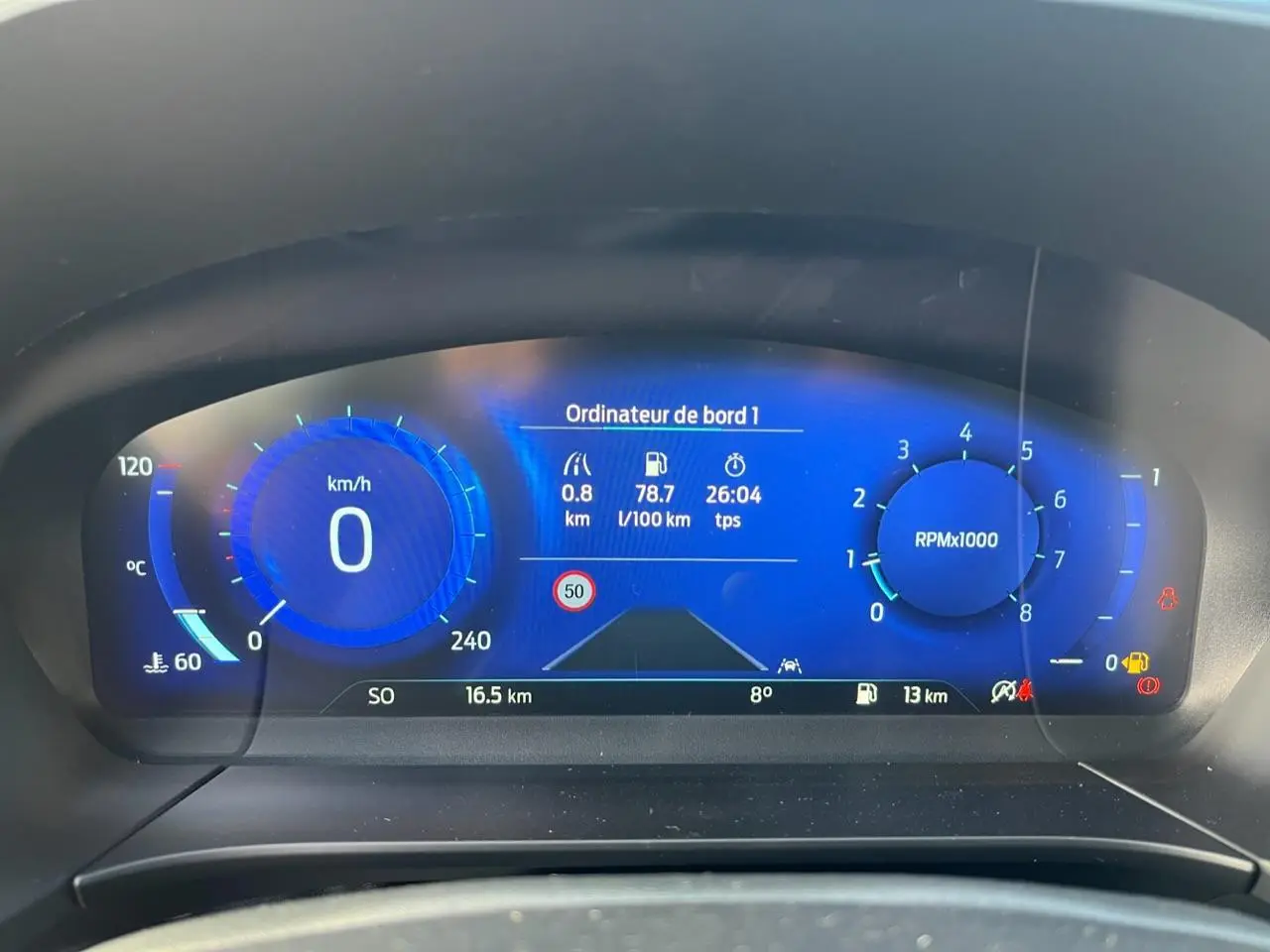 Tableau de bord numérique du Ford Kuga 1.5 EcoBoost 2022 affichant vitesse, compte-tours et informations de bord.