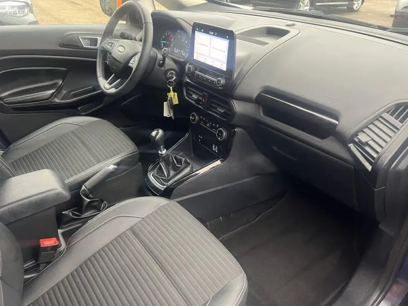 Vue intérieure côté conducteur du Ford EcoSport 1.0 EcoBoost 125ch Titanium avec sellerie noire et écran tactile central.