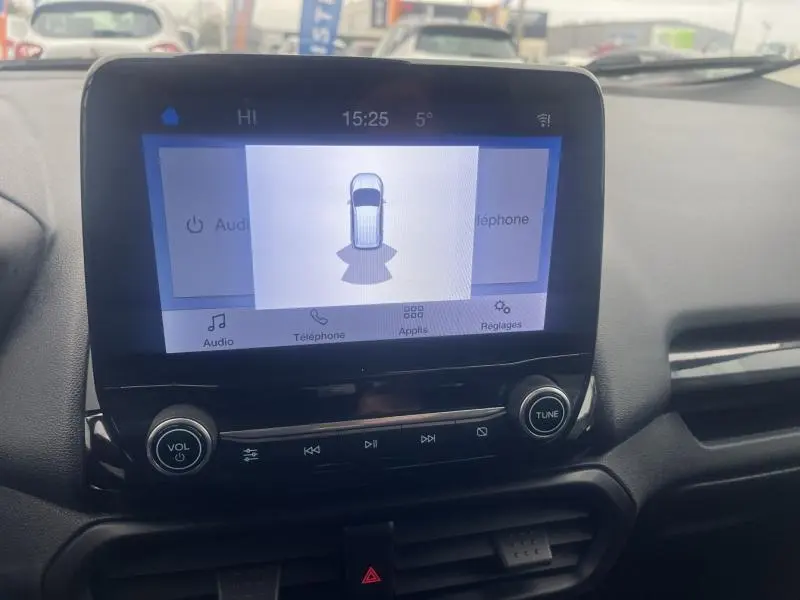 Écran tactile central du Ford EcoSport 1.0 EcoBoost 2021 affichant l'aide au stationnement, intérieur noir.