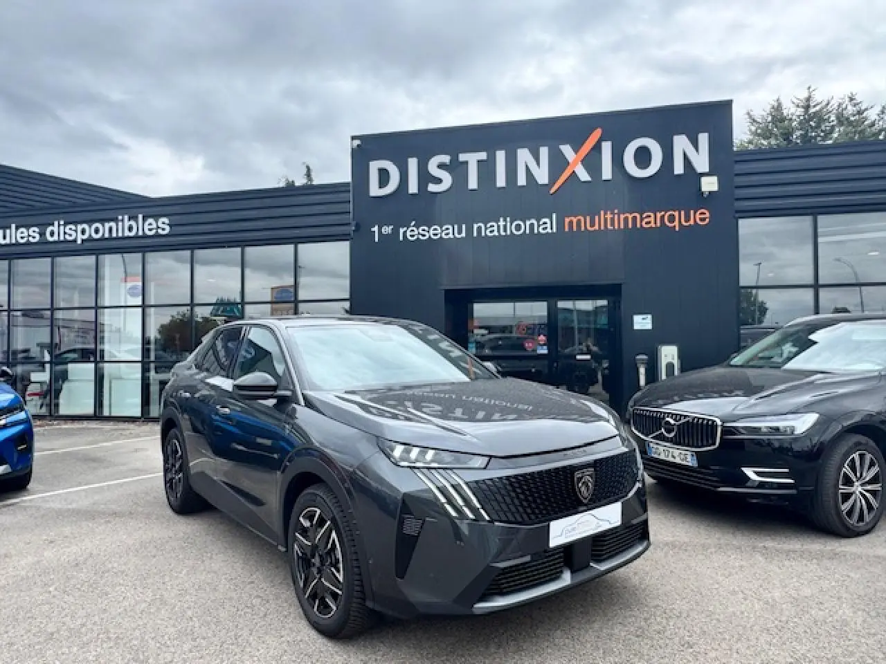 Peugeot 3008 gris titane toit noir en 3/4 avant, calandre noire et jantes alliage 19 pouces visibles.