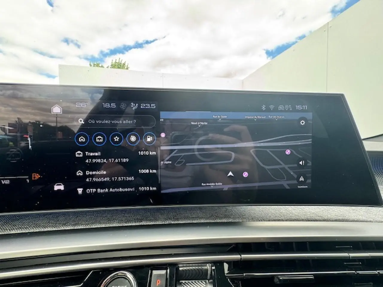 Vue intérieure du tableau de bord numérique du Peugeot 3008 gris titane, affichant la navigation et les options multimédia.