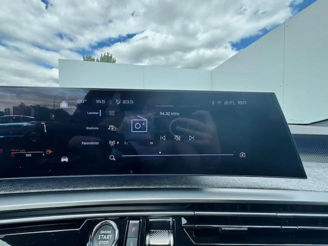 Vue intérieure centrée sur l'écran tactile du tableau de bord du Peugeot 3008 gris titane 2024 avec toit noir.