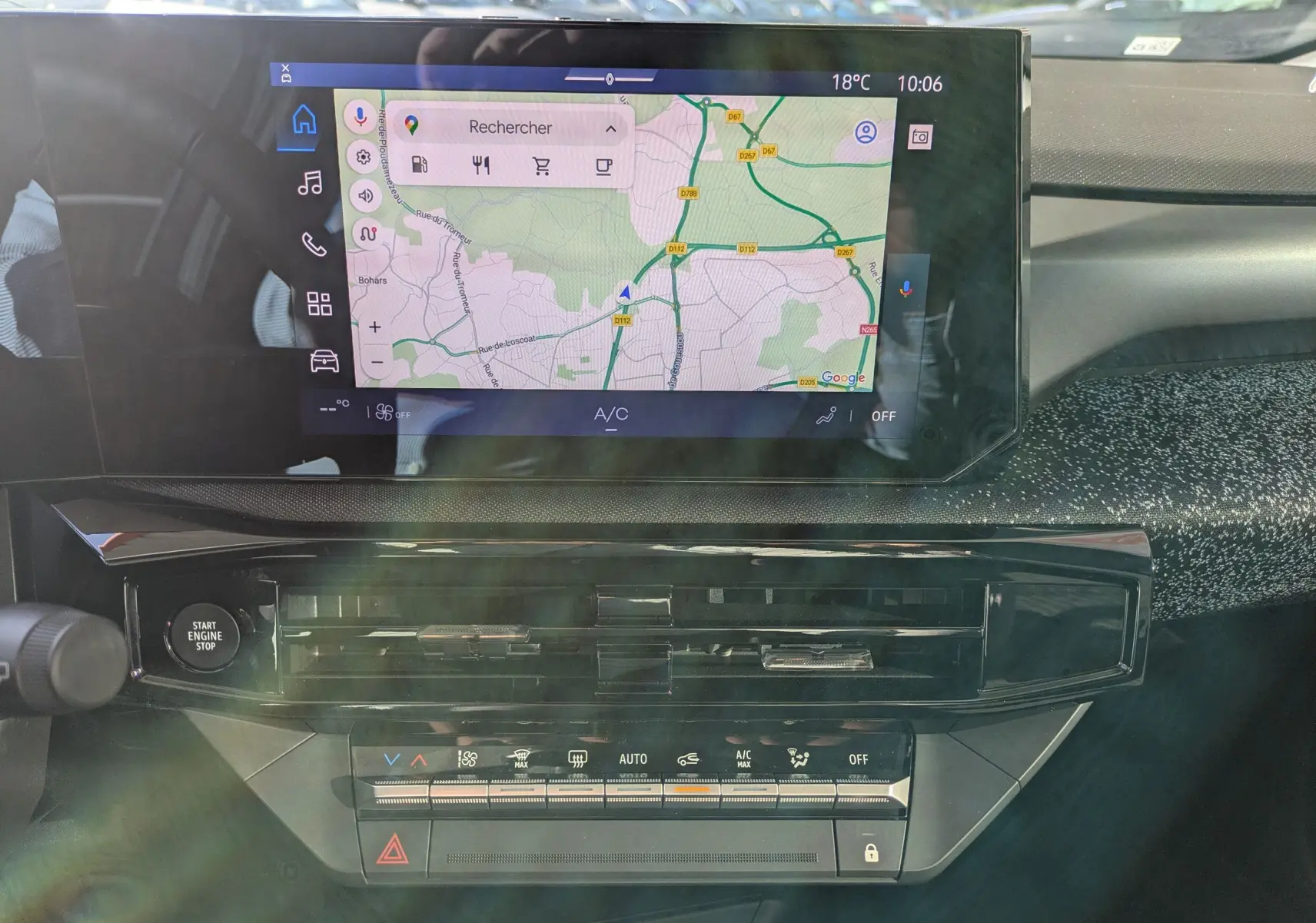 Vue rapprochée de l’écran tactile central et de la console de la Renault Clio VI TCe 115ch Techno, avec navigation affichée.