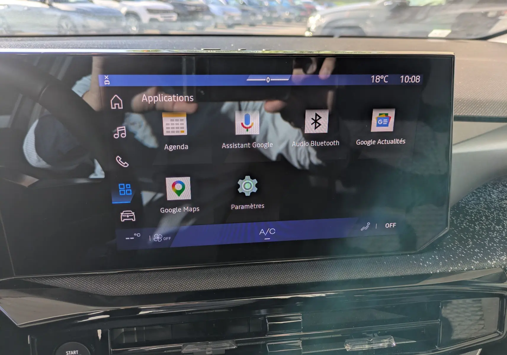 Écran tactile central de la Renault Clio VI TCe 115ch Techno affichant les applications connectées, vue intérieure frontale.