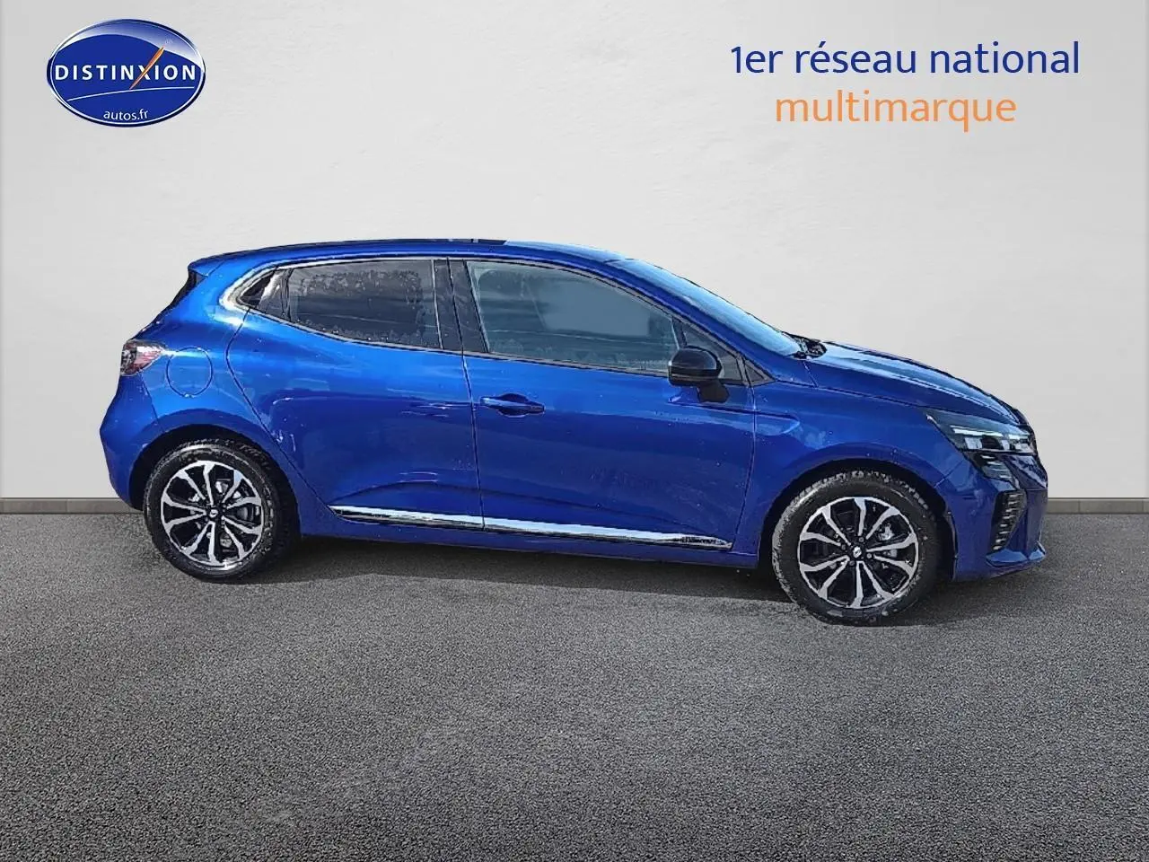 Profil droit de la Renault Clio V 1.6 e-tech 145 techno bleu iron avec jantes alliage et vitres surteintées.