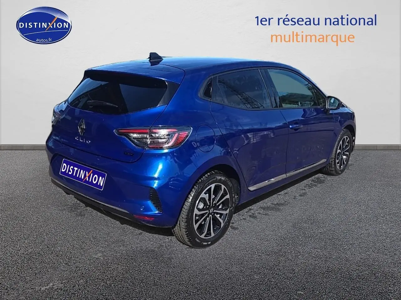 Renault Clio V bleu iron vue 3/4 arrière droit avec jantes alu et vitres surteintées