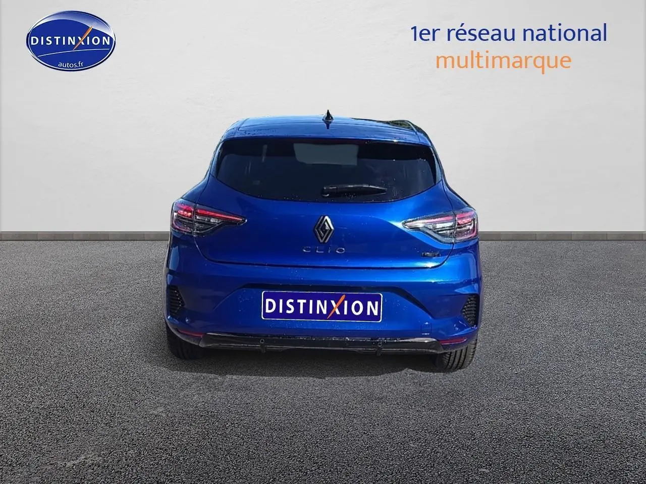 Vue arrière d'une Renault Clio V bleu iron 2025 avec feux LED et logo distinctif au centre du hayon.