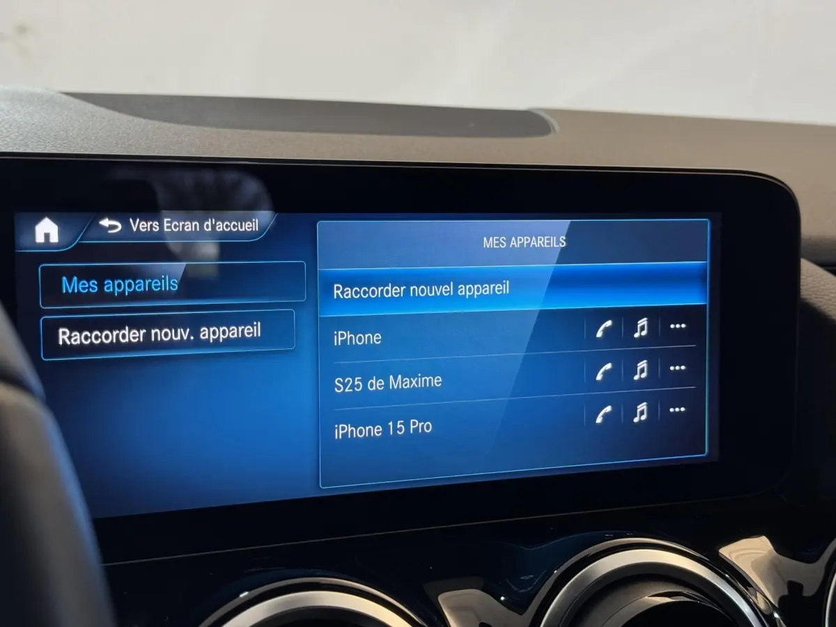 Écran tactile central du tableau de bord du Mercedes GLA 250 e Business Line 2023, affichage Bluetooth en bleu.