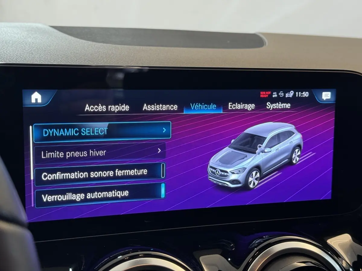 Écran tactile central affichant un menu avec une vue 3/4 avant d'une Mercedes GLA gris clair dans l'habitacle.