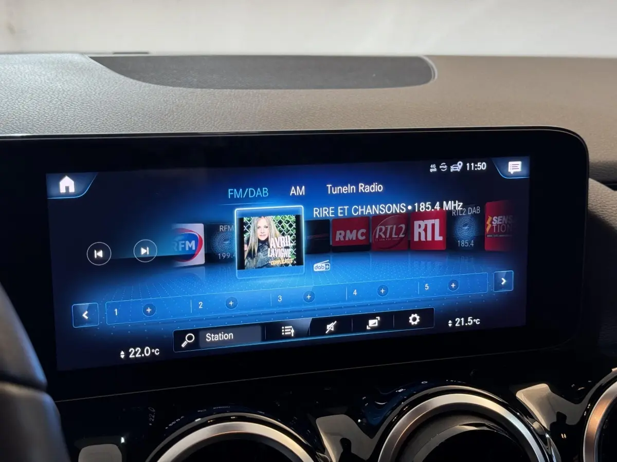 Écran tactile central de la Mercedes GLA 250 e Business Line 2023, affichant la radio FM avec interface moderne.