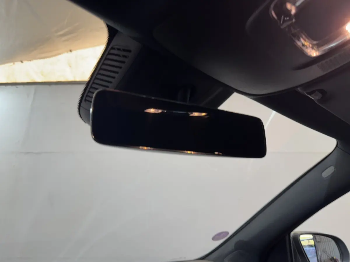 Rétroviseur intérieur noir de la Mercedes GLA 250 e Business Line 2023, vue côté conducteur avec partie du pare-brise visible.