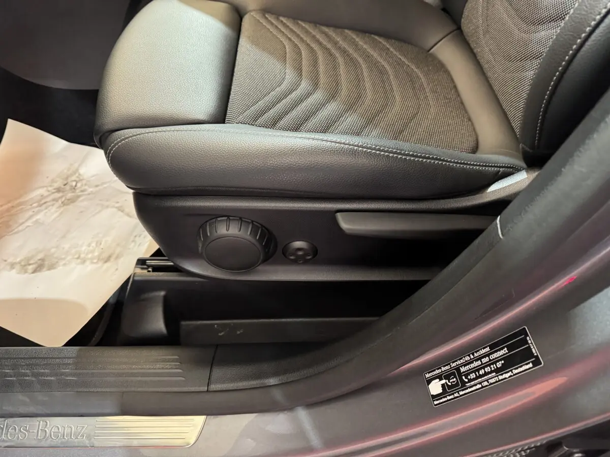 Détail du siège avant droit gris foncé avec réglages manuels sur une Mercedes GLA 250 e Business Line 2023.