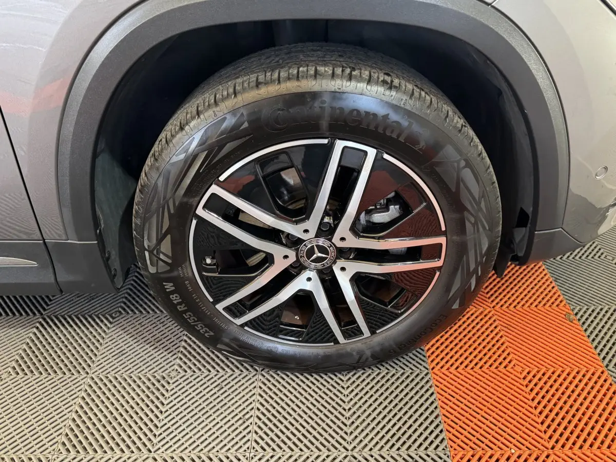 Gros plan sur la roue avant droite gris foncé d’un Mercedes GLA 250 e Business Line avec jante alliage noire et argent.