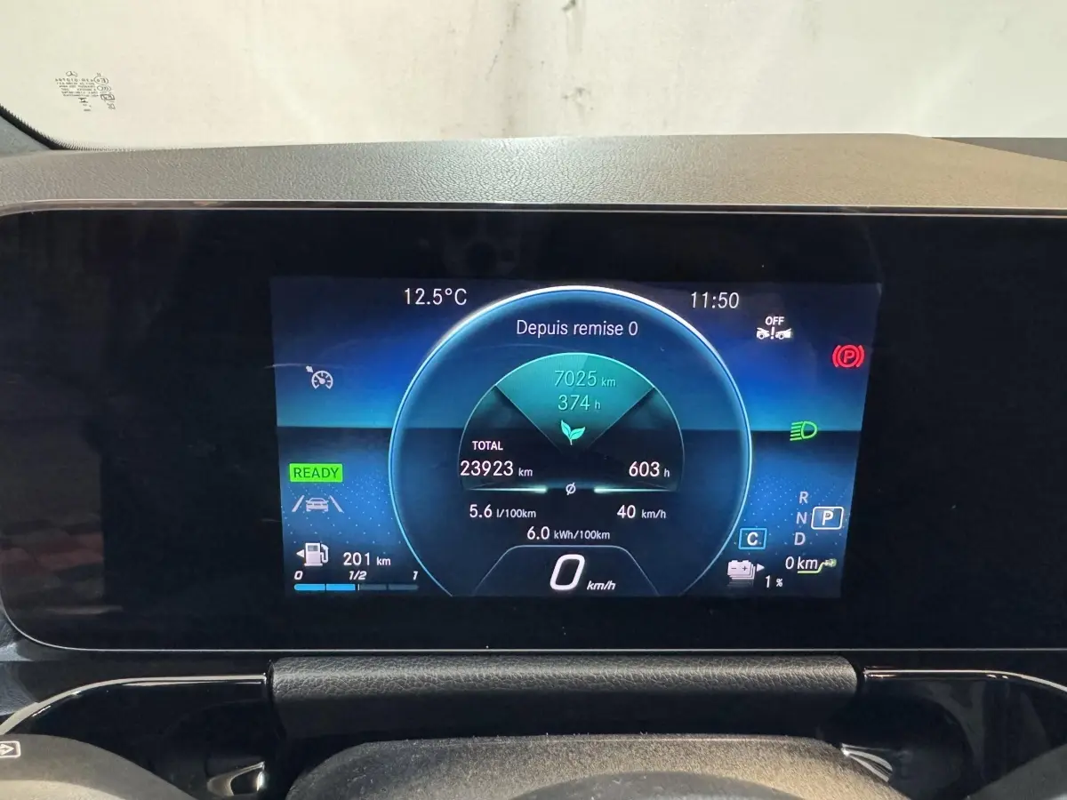 Affichage numérique du tableau de bord du Mercedes GLA 250 e Business Line, avec informations de conduite et autonomie.