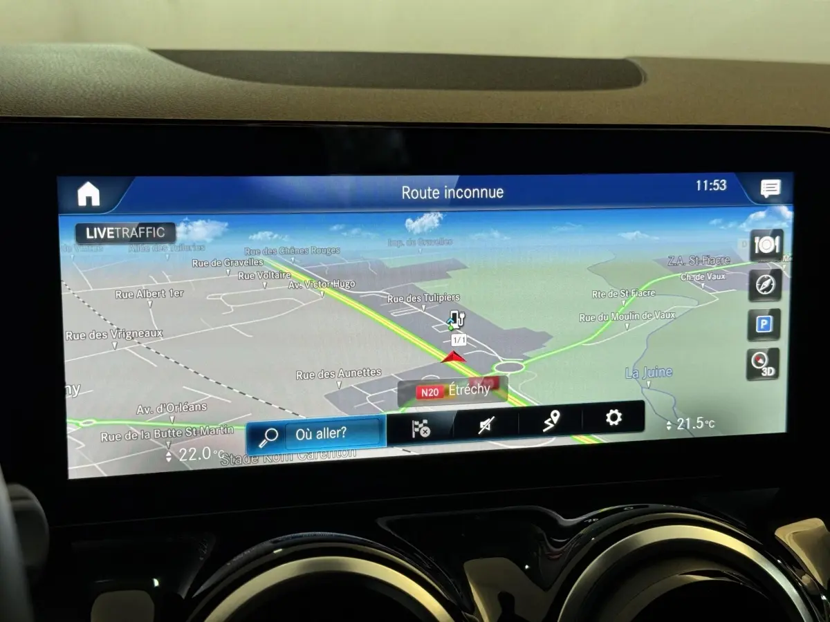 Écran tactile central du tableau de bord du Mercedes GLA 250 e Business Line, affichant la navigation GPS.