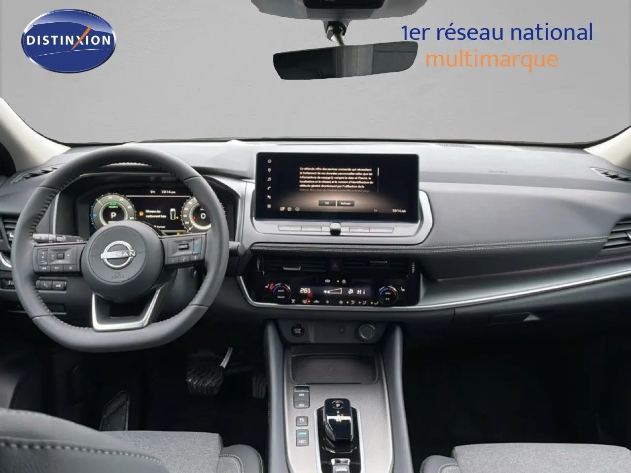 Vue intérieure avant du Nissan Qashqai 1.5 E-POWER 205CH N-CONNECTA 2025, tableau de bord et écran central noirs.