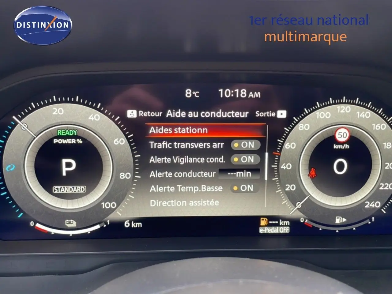Tableau de bord numérique du Nissan Qashqai 2025, affichant les aides à la conduite et les compteurs en mode parking.