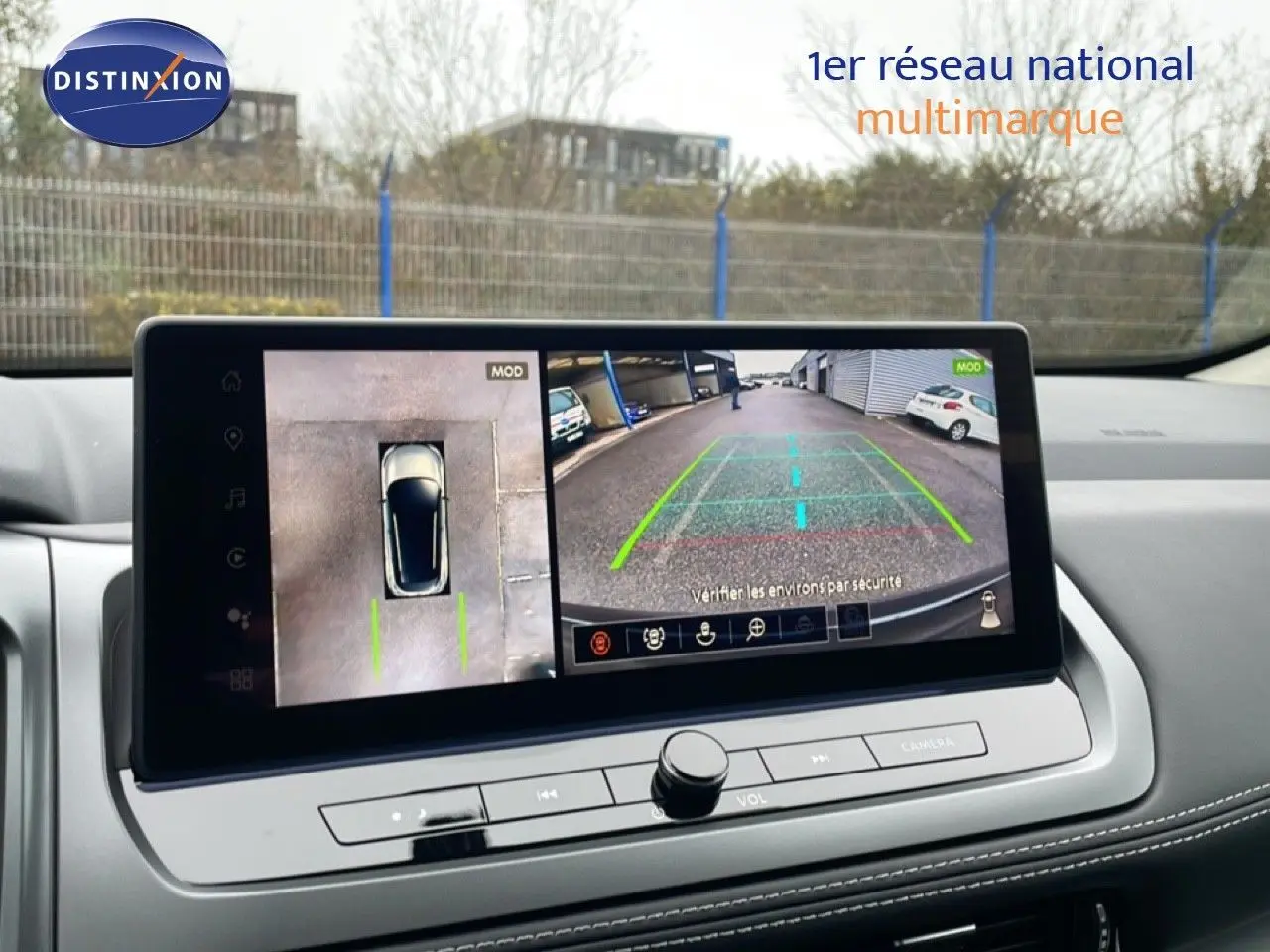 Écran central du Nissan Qashqai 2025 noir perle métal montrant la caméra 360° et la vue arrière en stationnement.