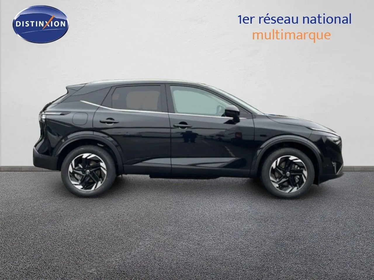 Vue de profil côté gauche du Nissan Qashqai 1.5 E-POWER noir perle métal avec jantes noires et détails modernes.