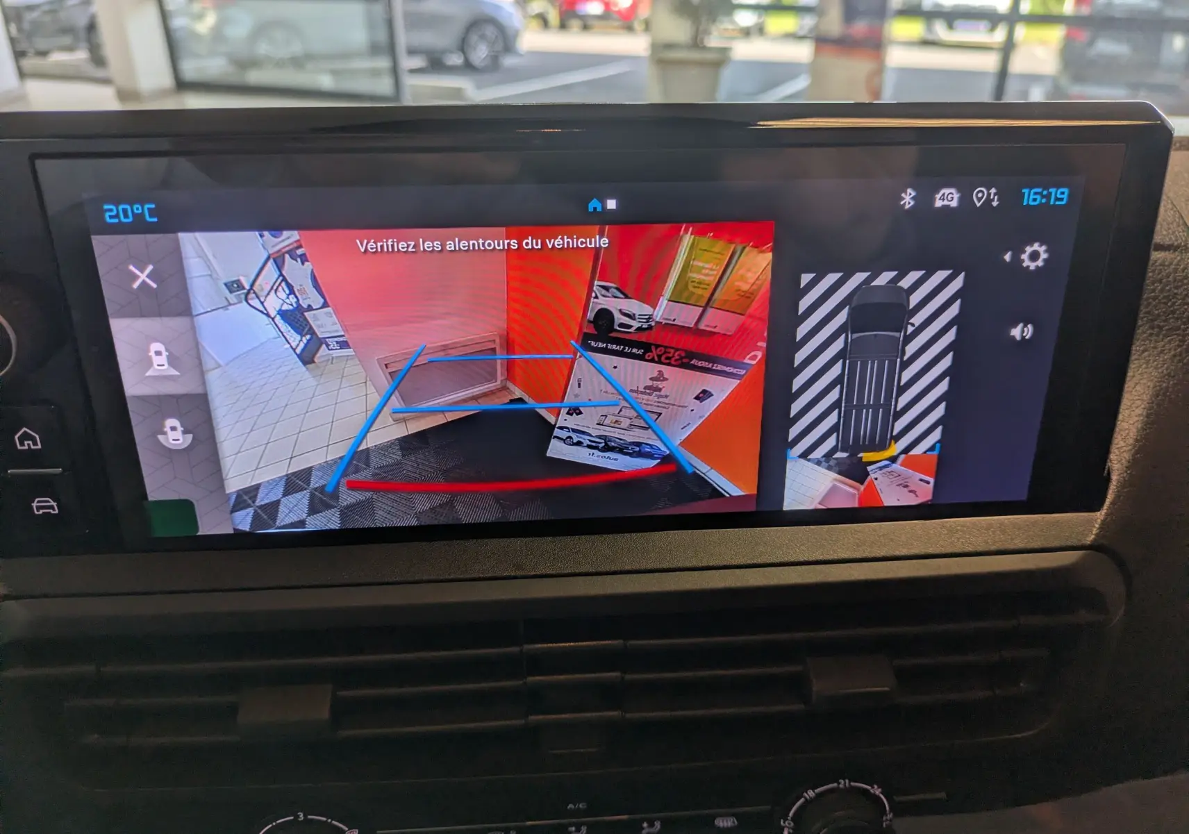 Écran tactile intérieur affichant la caméra de recul et la vue 360° du Citroën Jumpy Cabine Approfondie noir.