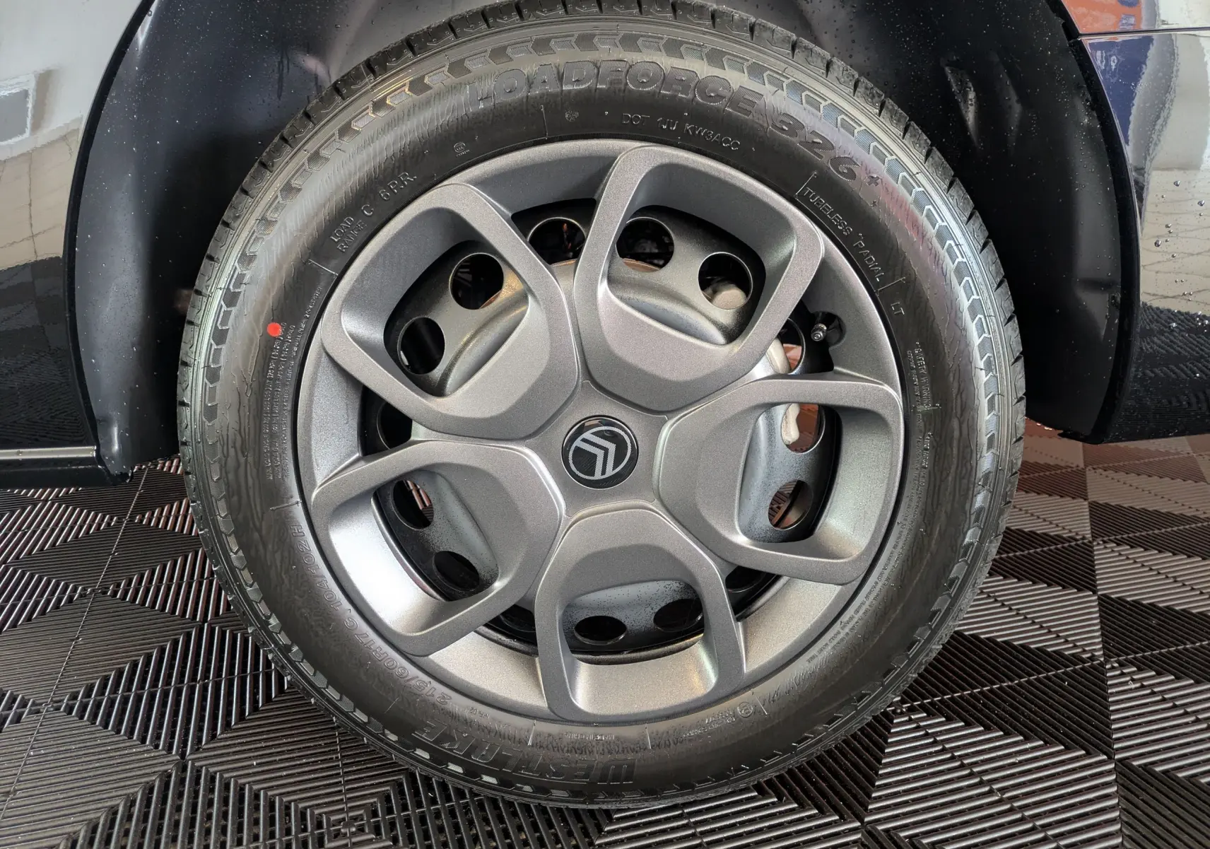 Gros plan sur la roue avant droite noire du Citroën Jumpy Cabine Approfondie XL 2025 avec jante tôle 17'' gris métallisé.