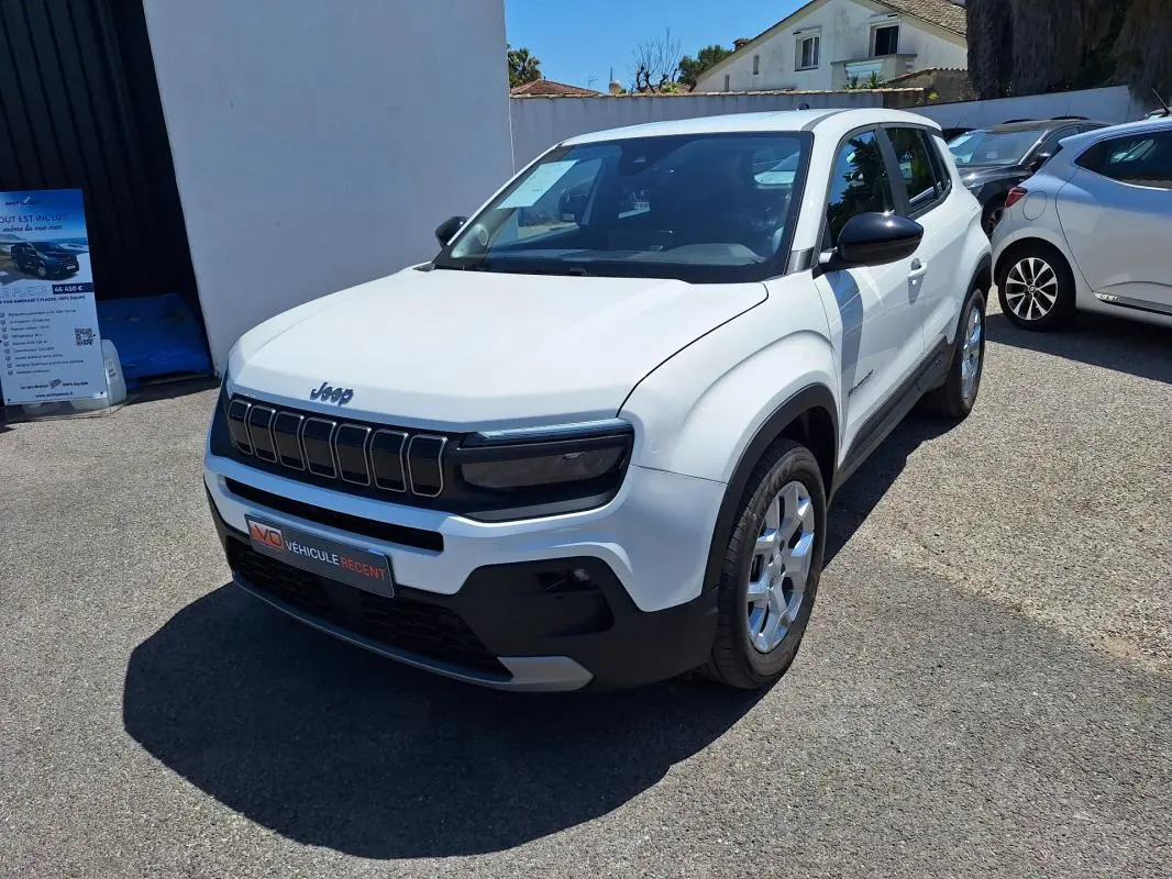 Jeep Avenger électrique blanc en 3/4 avant droit, avec jantes alliage 17 pouces et calandre noire distinctive.