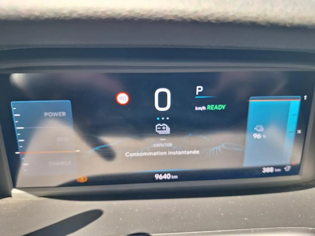 Affichage numérique du tableau de bord du Jeep Avenger électrique 2025, montrant la consommation instantanée et l'autonomie.