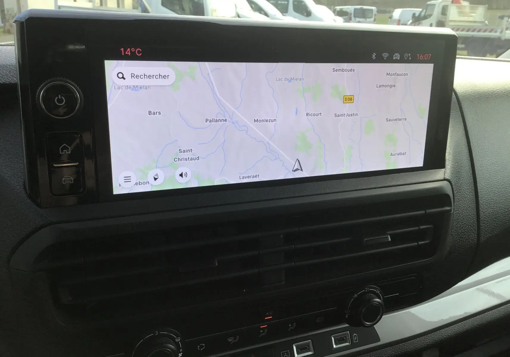 Écran tactile central affichant la navigation GPS dans l’habitacle du Fiat Scudo Fourgon blanc, vue de face.