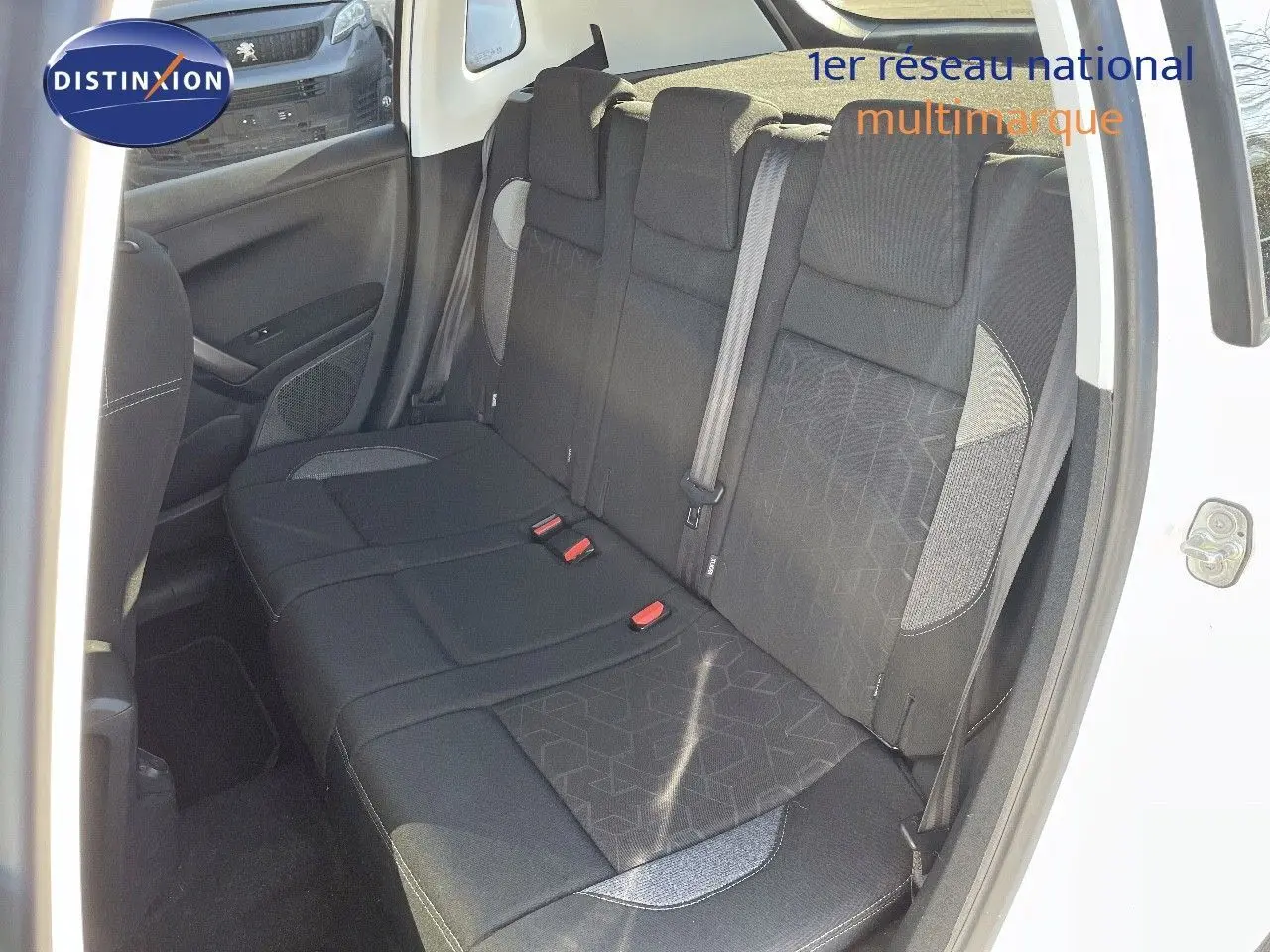 Vue intérieure côté droit montrant la banquette arrière noire avec motifs géométriques du Peugeot 2008 blanc de 2017.