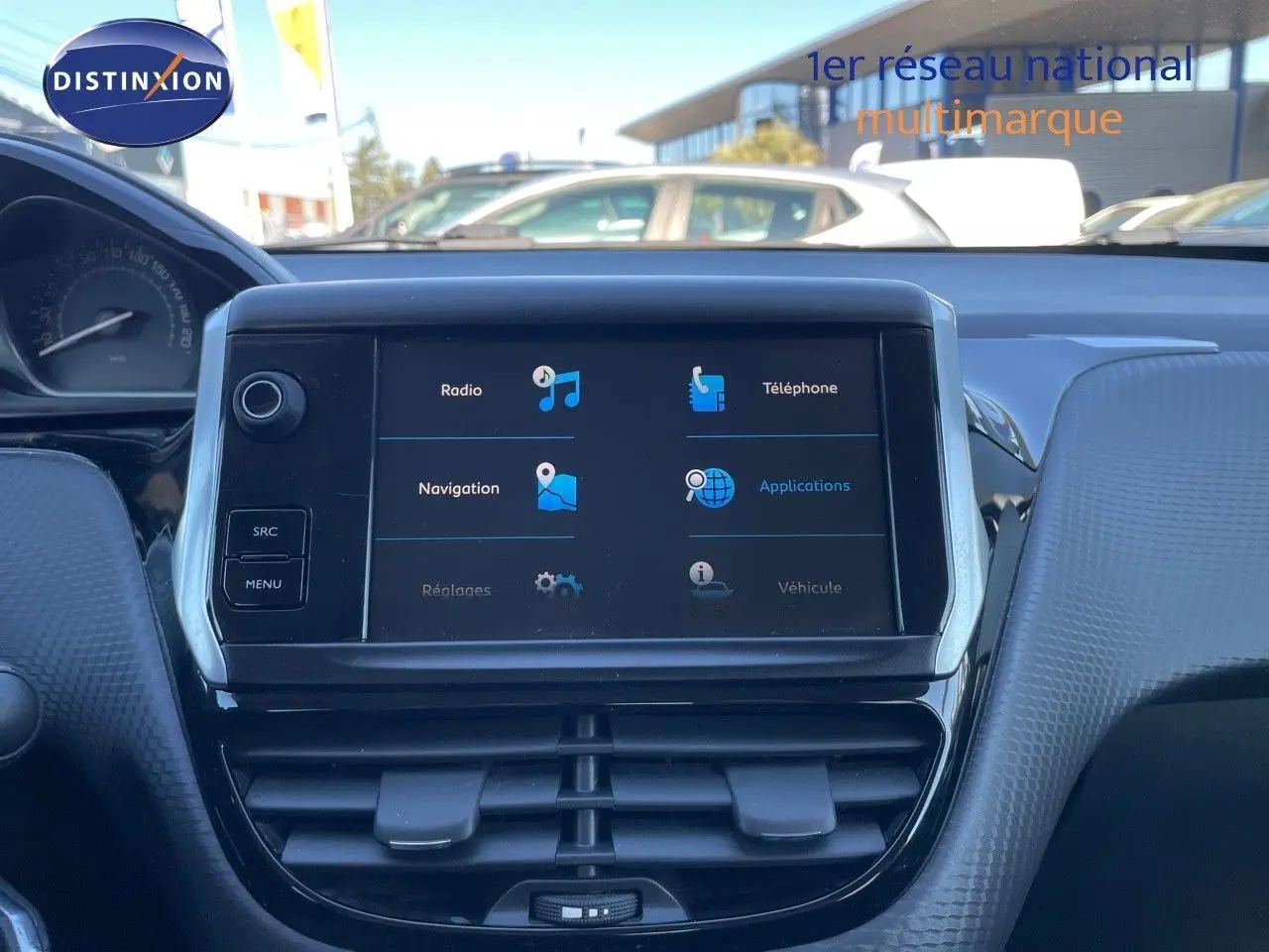 Écran tactile central de la Peugeot 2008 blanc de 2017, affichant les options radio, navigation et téléphone.