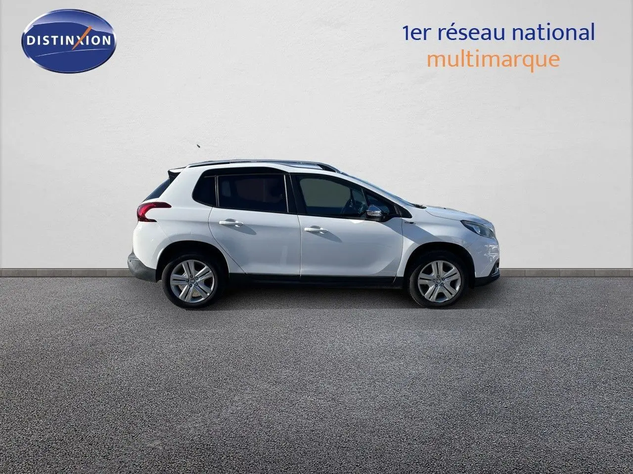 Profil côté droit d'un Peugeot 2008 blanc de 2017, finition Style, avec jantes alliage et vitres teintées.